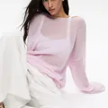 Élégant pull en maille rose clair transparent avec col rond ample et manches longues. - Rose