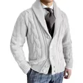 Vista detallada de un cárdigan de hombre con punto de trenza mostrando la textura - S / Tops / Blanco