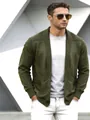 Nahaufnahme der olivgrünen Herren-Strickjacke mit Schalkragen und strukturierten Schultern. - Armeegrün