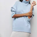 Eleganter hellblauer Rollkragen-Strickpullover für Damen aus weichem, leichtem Material - Hellblau