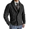 Detaillierte Textur des anthrazitfarbenen Zopfstrick-Cardigans mit Schalkragen. - S / Oberteile / Dunkelgrau
