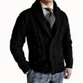 Detailansicht eines schwarzen Herren-Cardigans mit Zopfmuster und klassischem Schalkragen - S / Oberteile / Schwarz