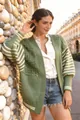 Dettaglio ravvicinato di cardigan in maglia traforata verde con maniche a righe - Verde militare