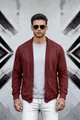 Detailansicht eines stylischen weinroten Herren-Strick-Cardigans mit Schalkragen - S / Oberteile / Burgunderrot