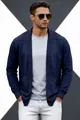 Detailansicht des lässigen Herren-Cardigans mit Schalkragen in Marineblau für den Frühling - Dunkelblau