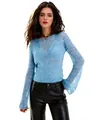Dettaglio di un maglione in maglia blu trasparente da donna con un design slim fit - Celeste