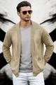 Detailaufnahme einer Herren-Strickjacke mit Schalkragen in Khaki mit Strickfinish - S / Oberteile / Camel