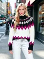 Vista dettagliata del maglione jacquard Fair Isle a collo alto con motivi a rombi. - Taglia S / Top / Rosso rosa