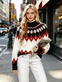 Dettaglio del maglione jacquard Fair Isle da donna con collo a lupetto in città. - Rosso