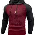 Sudadera con capucha para hombre ajustada de punto gofrado, diseño burdeos y negro chic - S / Tops / Rojo Oscuro/Negro
