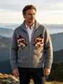 Detailansicht eines grauen Strick-Cardigans für Herren mit Fuchs-Jacquard-Mustern - Grau