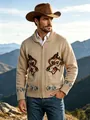 Outdoor-Lifestyle-Aufnahme einer dicken Herren-Strickjacke mit Fuchs-Jacquard-Muster - Khaki