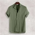 Dettaglio di una camicia casual da uomo a maniche corte in lino e cotone verde oliva - Taglia S / Top / Verde militare