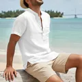 Vista detallada de la camisa de lino blanco para hombre con cuello Henley vintage y bolsillo - S / Tops / Blanco
