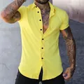 Camisa casual de manga corta para hombre con corte entallado en un vibrante color amarillo - S / Tops / Amarillo