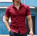 Vue détaillée d'une chemise décontractée à manches courtes pour homme rouge à boutons noirs - S / Hauts / Rouge