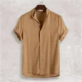 Dettaglio ravvicinato camicia casual da uomo in lino color cammello con collo coreana - Colore caramello