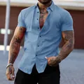 Uomo che indossa una camicia casual azzurra a maniche corte, dettagli del tessuto e fit. - Azzurro
