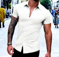 Gros plan d'une chemise blanche à manches courtes ajustée pour homme pour l'été - S / Hauts / Blanc