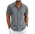 Vista dettagliata di una camicia di lino grigia a maniche corte da uomo con bottoni e revers. - Grigio