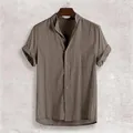 Vista detallada de camisa de lino marrón de manga corta con cuello mao y bolsillo - S / Tops / Gris Caqui