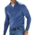 Nahaufnahme eines blauen Herren-Kaschmirpullovers mit Viertelreißverschluss am Model - Blau
