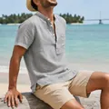 Vista lateral de hombre con camisa henley de lino gris en la playa - S / Tops / Gris