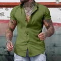 Camicia da uomo a maniche corte slim fit in verde oliva per un look estivo casual - Verde militare