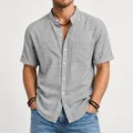 Dettaglio di una camicia grigia in lino da uomo a maniche corte con colletto alla coreana. - Grigio
