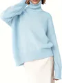 Detalle de un jersey de cuello alto azul claro extragrande con puños y bajo de canalé. - S / Tops / Azul cielo