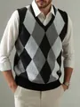 Detailaufnahme eines klassischen Herren-Strickpullunders mit Karomuster und V-Ausschnitt - S / Oberteile / Grau
