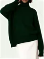 Detalle de un acogedor jersey de punto de cuello alto oversize verde oscuro con puños de canalé - S / Tops / Verde Militar
