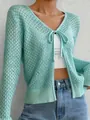 Vista dettagliata di un cardigan in maglia traforata verde menta con fiocco frontale - Azzurro