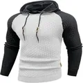 Vista detallada de la textura de punto jacquard de esta sudadera con capucha bicolor para hombre - S / Tops / Negro y Blanco