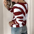 Primer plano de un suéter de punto a rayas rojas y blancas con cuello en V y ajuste - S / Tops / Rojo