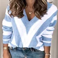 Jersey de punto holgado con cuello en V y elegantes rayas en bloque azul y blanco - Azul claro