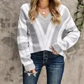 Elegante jersey de mujer con cuello en V y rayas grises y blancas en un corte holgado - S / Tops / Gris