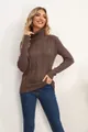 Jersey de cuello alto trenzado en color marrón oscuro con manga larga para mujer - S / Tops / Café