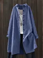 Vista dettagliata di una camicia da donna a righe blu e bianche in cotone e lino - Taglia S / Top / Blu