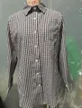 Detailansicht des schwarz-weiß karierten Gingham-Musters auf dem Langarmhemd - M / Oberteile / Schwarz