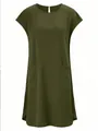 Vooraanzicht van een casual olijfgroene losse jurk met een ronde hals en twee voorzakken - S / Tops / Legergroen