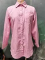 Detailansicht eines rosa-weiß karierten Langarmhemdes mit Kragen und Brusttasche. - M / Oberteile / Rosa