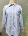 Detailansicht des blau-weißen Langarm-Gingham-Hemdes mit Reverskragen und Brusttasche - M / Oberteile / Hellblau