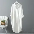 Robe chemise longue élégante et oversize en coton et lin blanc avec boutons devant - S / Hauts / Blanc