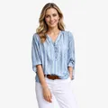 Vista detallada de la camisa de rayas suelta para mujer con cuello en V - XS / Tops / Azul claro