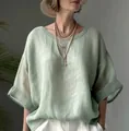 Dettaglio di comoda camicia in lino verde chiaro con spalle scese e taglio ampio - Taglia M / Top / Verde chiaro