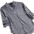 Detailansicht einer schwarz-weißen Gingham-Karobluse mit langer Ärmel und Brusttasche. - M / Oberteile / Schwarz