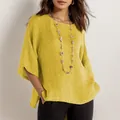 Detailweergave van de mosterdgele katoen-linnen blouse met stoftextuur en klokmouwen - S / Tops / Geel