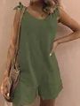 Detailweergave van een groene mouwloze linnen jumpsuit met schouderbandjes en zakken - Legergroen