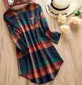 Détail d'une chemise tunique à carreaux colorés pour femmes avec poche poitrine - S / Hauts / Plaid Café